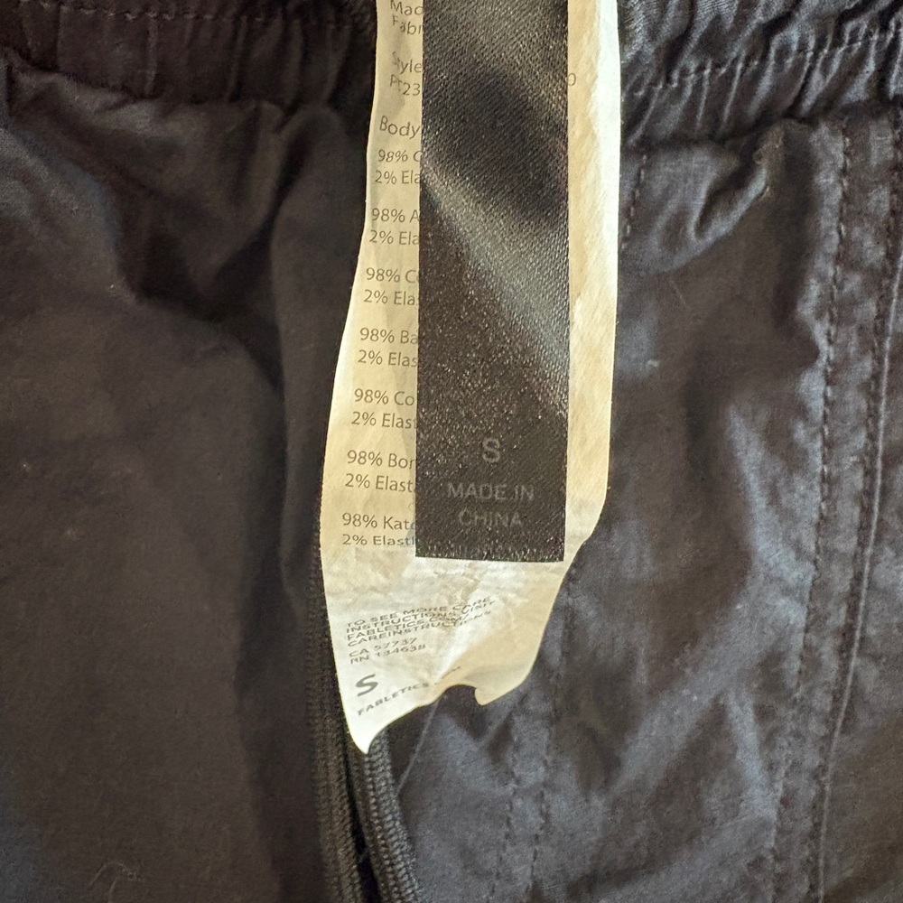 Fabletics The Heights Pant Men’s Size Small Black Athletic Pants EUC Joggers - Picture 9 of 14
